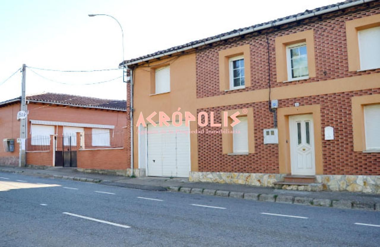 Vista exterior de Casa adosada en venda en Almanza amb Jardí privat i Traster