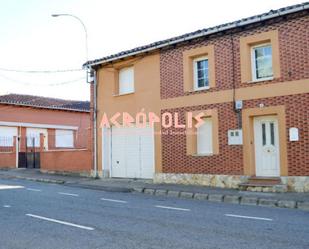 Vista exterior de Casa adosada en venda en Almanza amb Jardí privat i Traster