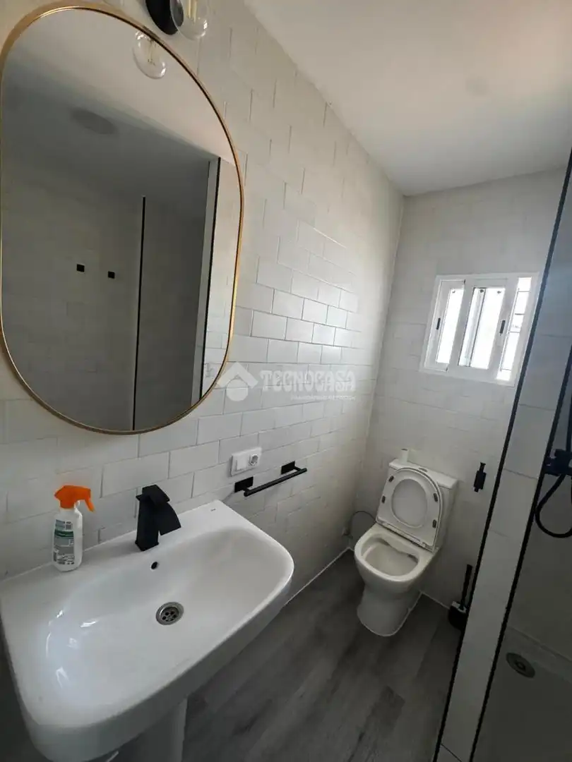 Baño de Casa o chalet de alquiler en La Rinconada con Aire acondicionado, Terraza y Balcón