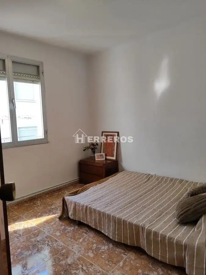 Habitación de Apartamento en venta en  Logroño con Calefacción y Amueblado