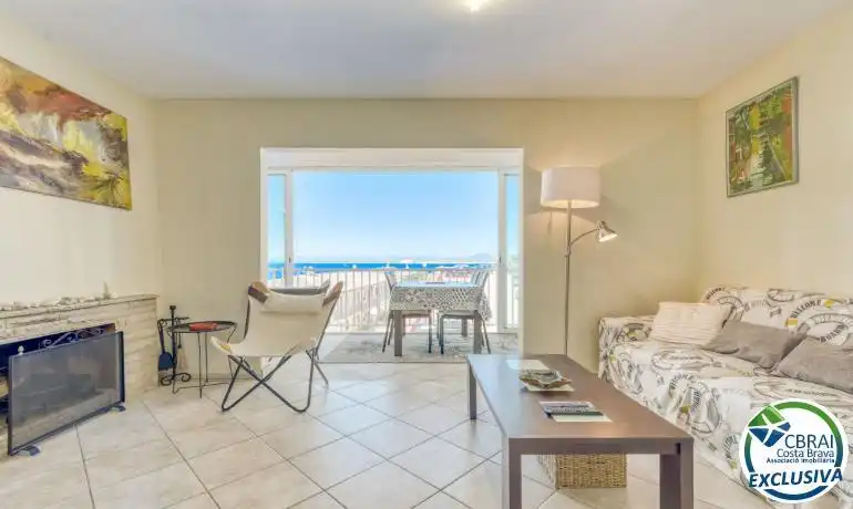 Sala de estar de Piso en venta en Roses con Jardín privado, Terraza y Piscina