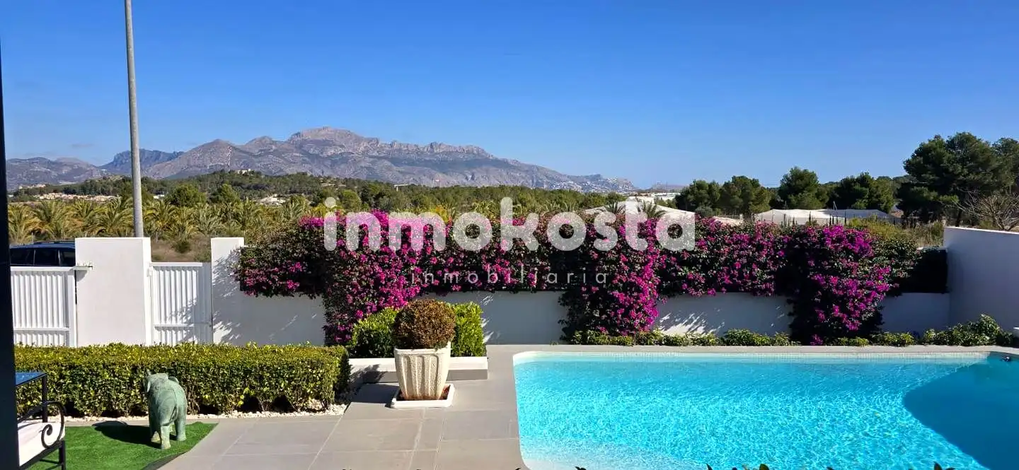 Vista exterior de Casa o xalet en venda en Polop amb Aire condicionat, Calefacció i Jardí privat