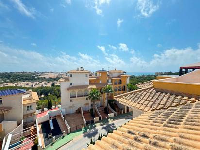 Vista exterior de Àtic en venda en Orihuela amb Aire condicionat, Terrassa i Piscina