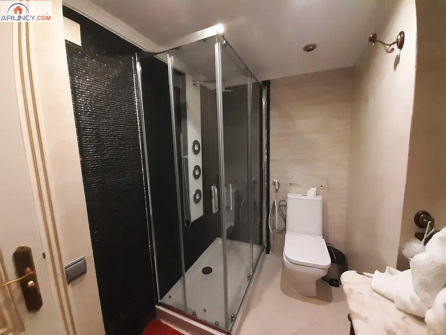 Badezimmer von Wohnung zur Miete in Sevilla mit Klimaanlage, Privatgarten und Parkett
