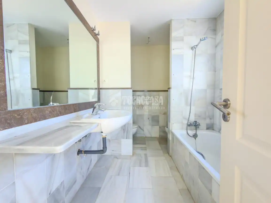 Badezimmer von Einfamilien-Reihenhaus zum Verkauf in Rota mit Klimaanlage, Terrasse und Abstellraum