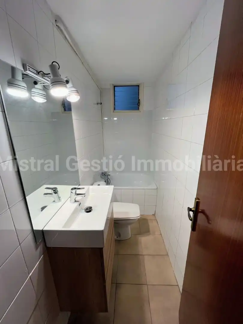 Baño de Piso de alquiler en Barcelona con Aire acondicionado, Calefacción y Parquet