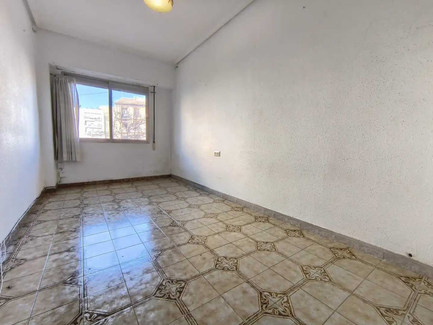 Schlafzimmer von Wohnung zum Verkauf in Valencia mit Abstellraum und Ofen