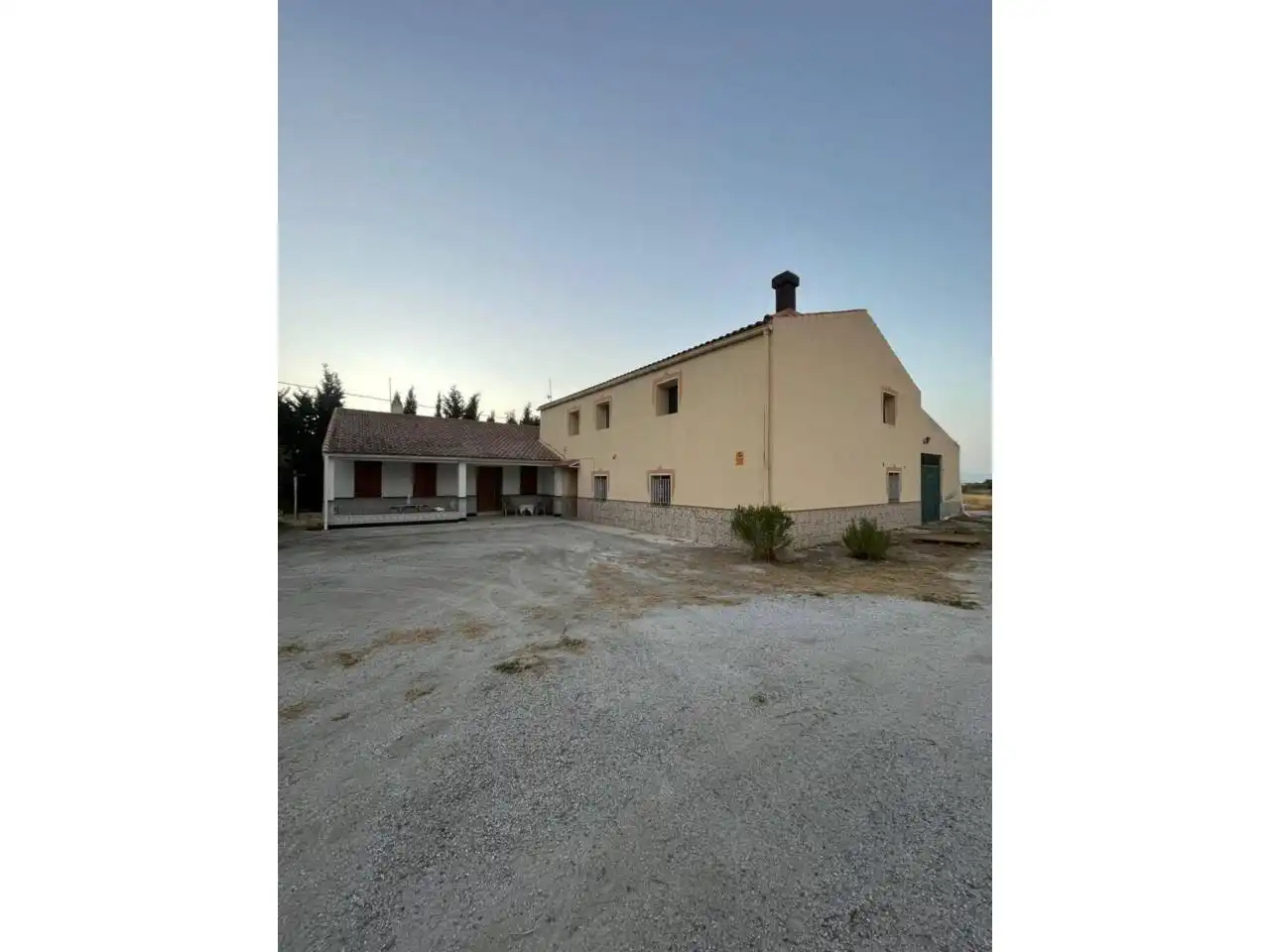 Vista exterior de Casa o xalet en venda en Baza amb Moblat