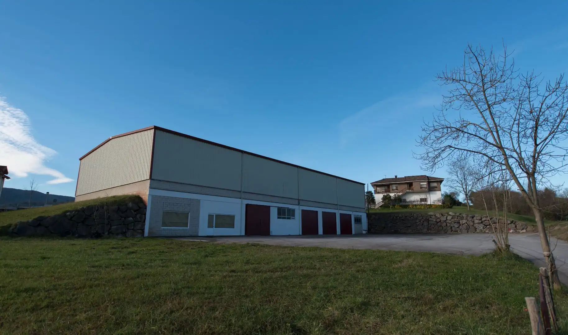 Außenansicht von Fabrikhallen zur Miete in Cabezón de la Sal