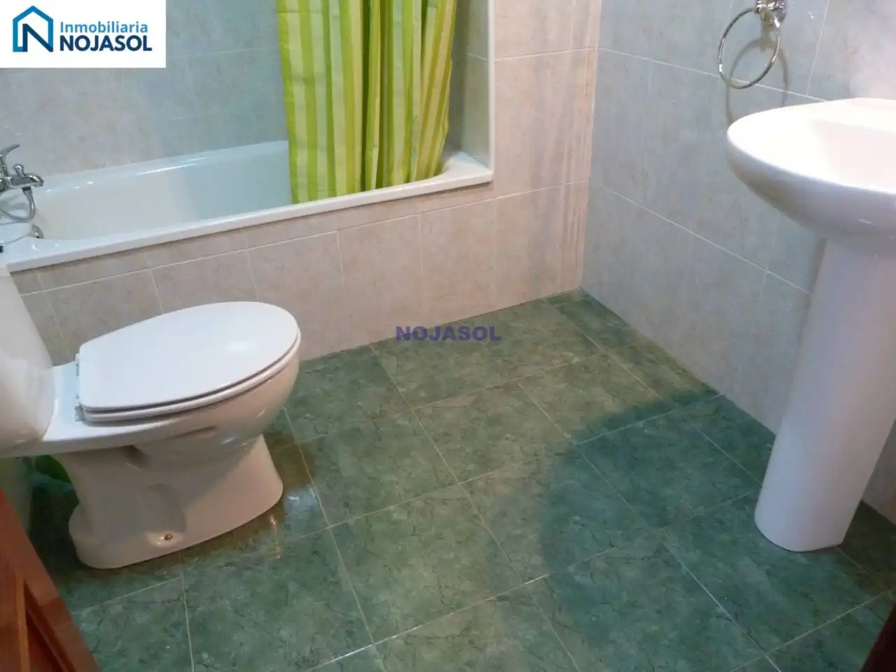 Badezimmer von Einfamilien-Reihenhaus zum Verkauf in Bareyo mit Heizung, Terrasse und Möbliert