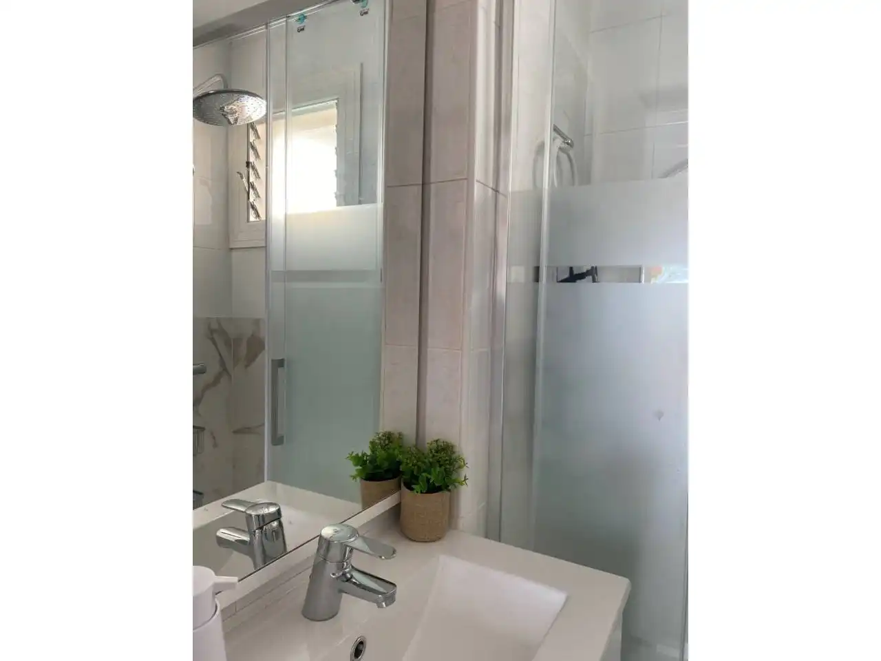 Baño de Piso de alquiler en Vilanova i la Geltrú con Aire acondicionado, Calefacción y Terraza