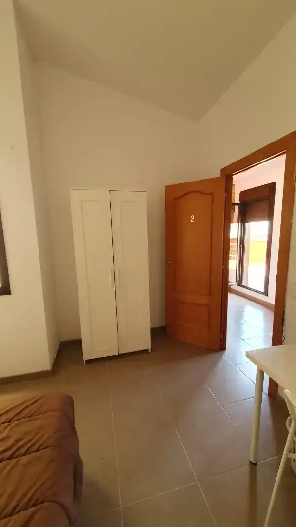 Dormitori de Apartament per a compartir en Tortosa amb Moblat, Forn i Rentadora