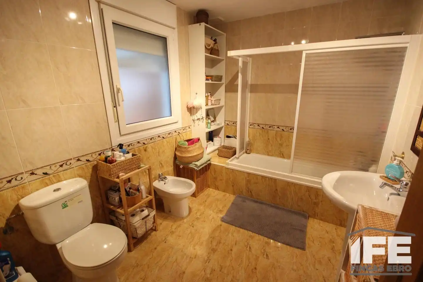 Badezimmer von Einfamilien-Reihenhaus zum Verkauf in Castejón (Navarra) mit Klimaanlage, Heizung und Privatgarten