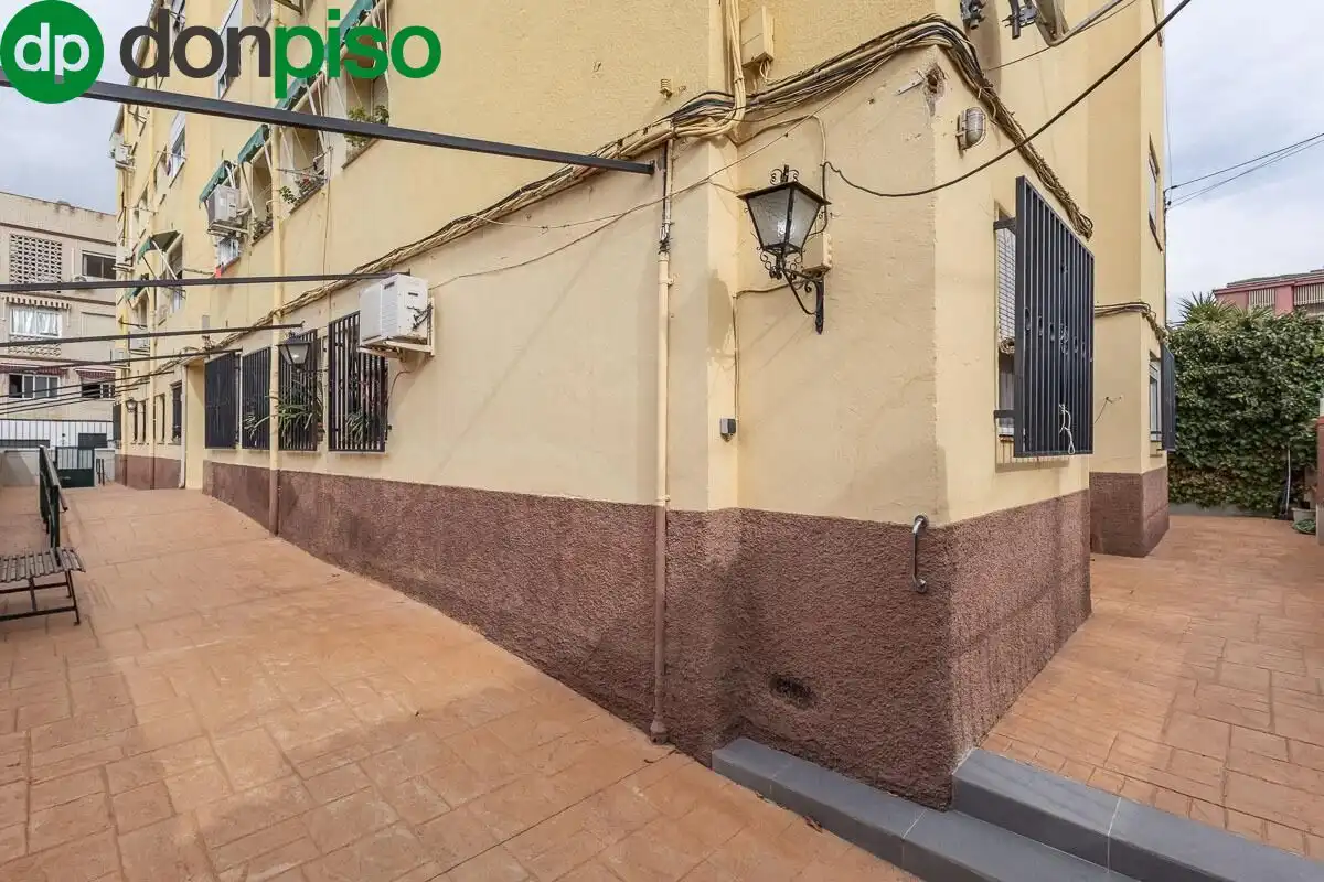 Exterior view of Flat for sale in Granada  with Air Conditioner and Parquet flooring