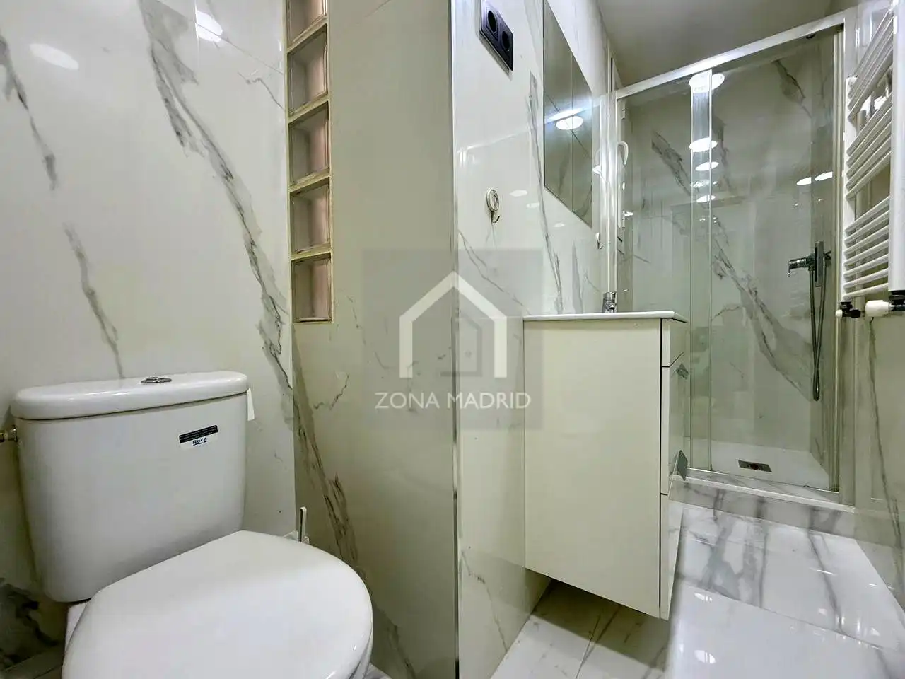 Baño de Piso de alquiler en Madrid con Aire acondicionado y Amueblado