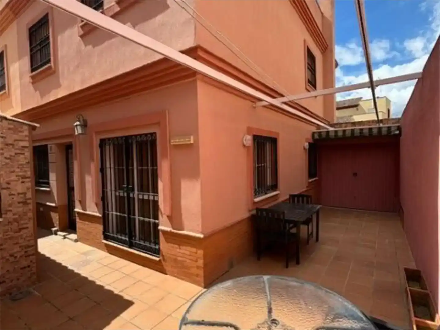 Vista exterior de Casa o xalet en venda en Tomares amb Aire condicionat i Balcó
