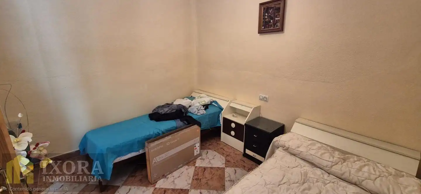 Dormitori de Casa o xalet en venda en Linares amb Aire condicionat, Jardí privat i Terrassa