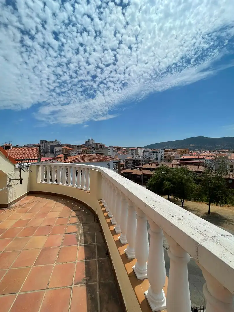 Vista exterior de Casa o xalet en venda en Plasencia amb Aire condicionat, Calefacció i Jardí privat