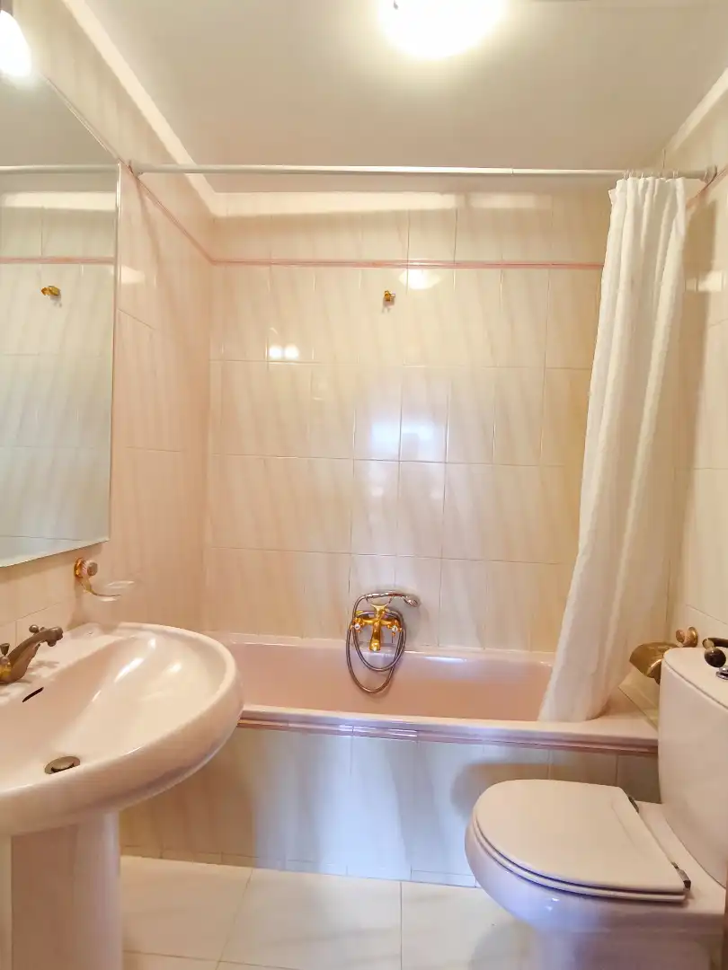 Bathroom of Flat for rent in Santiago de Compostela   with Heating and Furnished