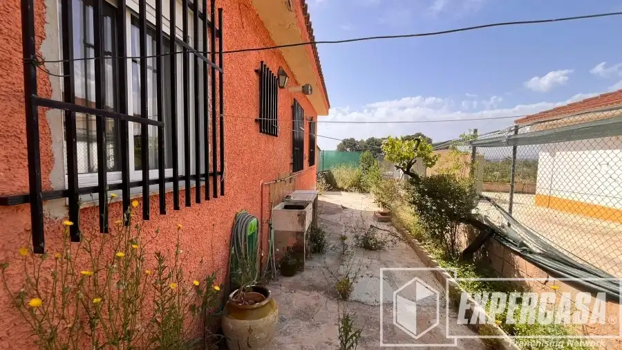 Vista exterior de Casa o xalet en venda en Llíria amb Aire condicionat i Piscina