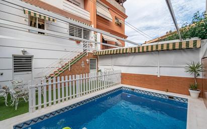 Piscina de Casa adosada en venda en Armilla amb Aire condicionat, Piscina i Balcó