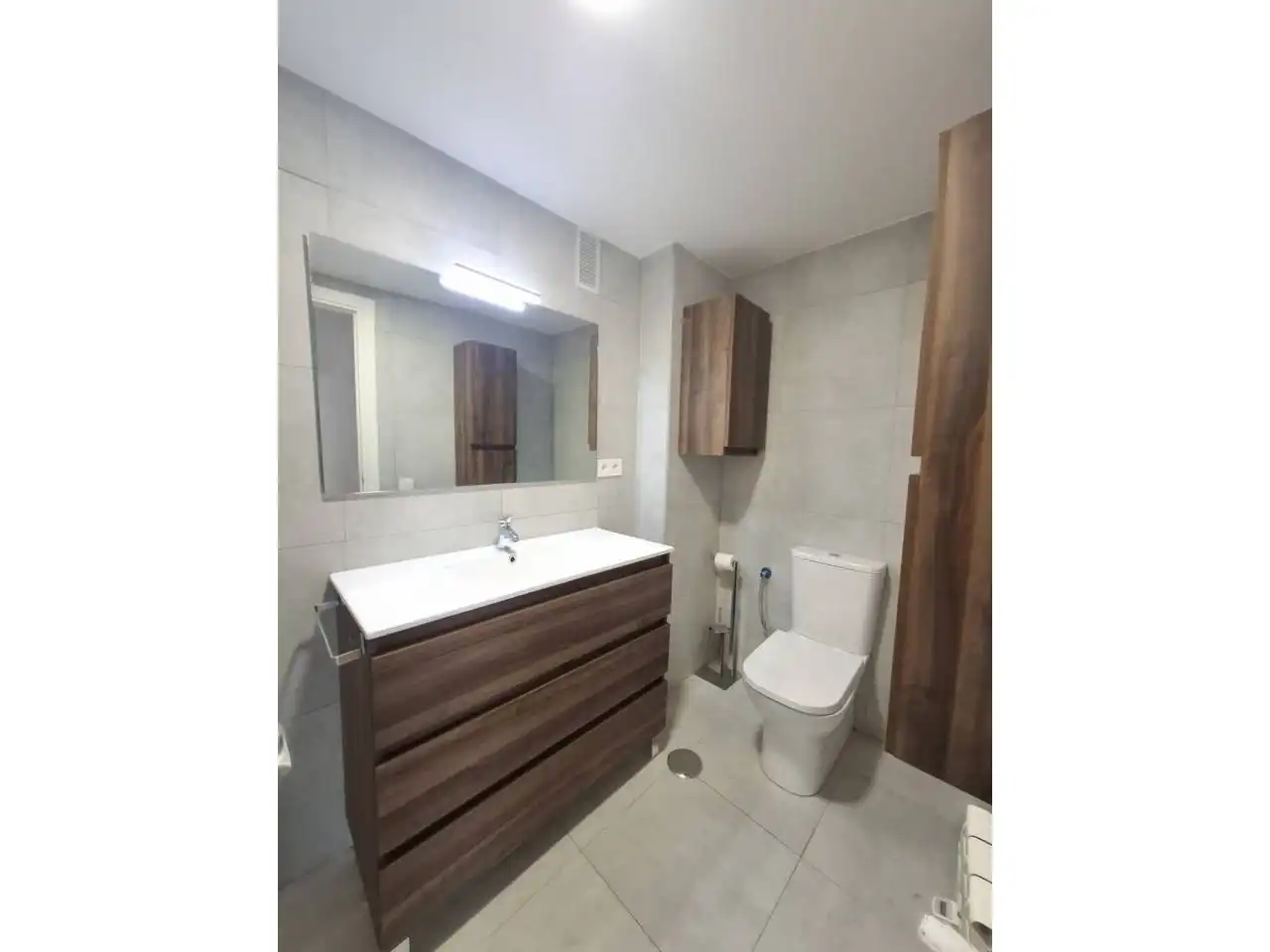 Baño de Piso de alquiler en Madrid con Calefacción, Parquet y Alarma