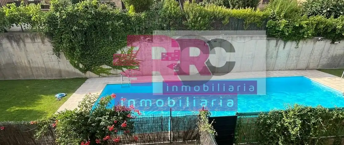 Piscina de Casa adosada en venta en Cabrerizos con Calefacción, Jardín privado y Piscina comunitaria