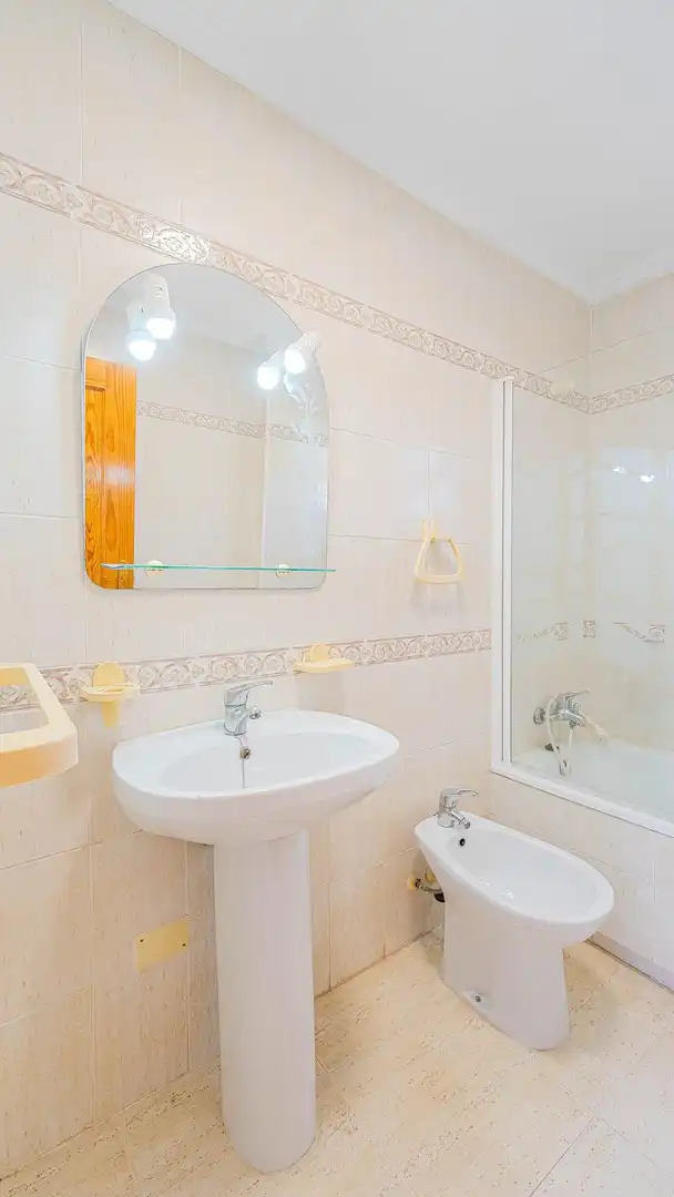 Baño de Dúplex en venta en Torrevieja con Aire acondicionado, Jardín privado y Trastero