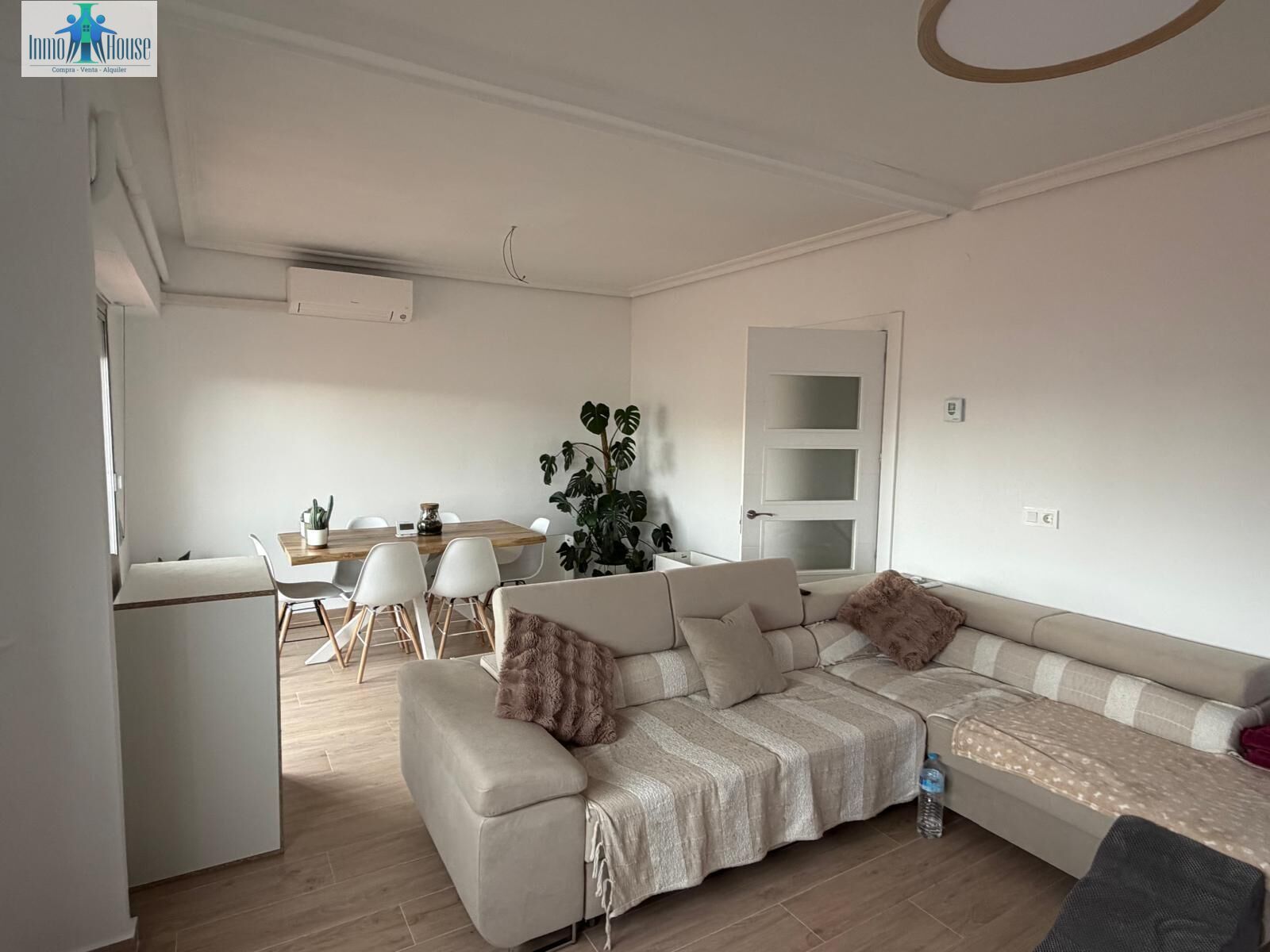 Sala d'estar de Pis en venda en  Albacete Capital amb Aire condicionat, Calefacció i Moblat