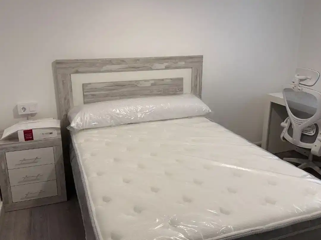 Dormitori de Pis de lloguer en Ferrol amb Parquet i Moblat