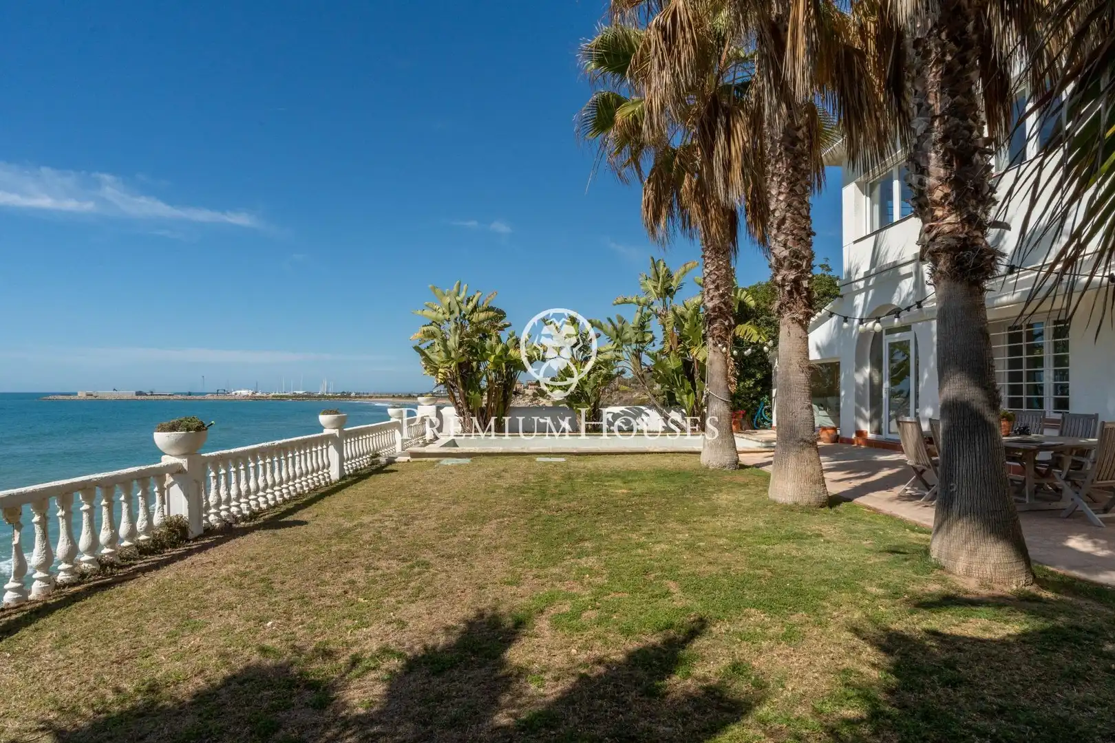 Exterior view of Houses for sale in Vilanova i la Geltrú  with Air Conditioner, Heating and Private garden