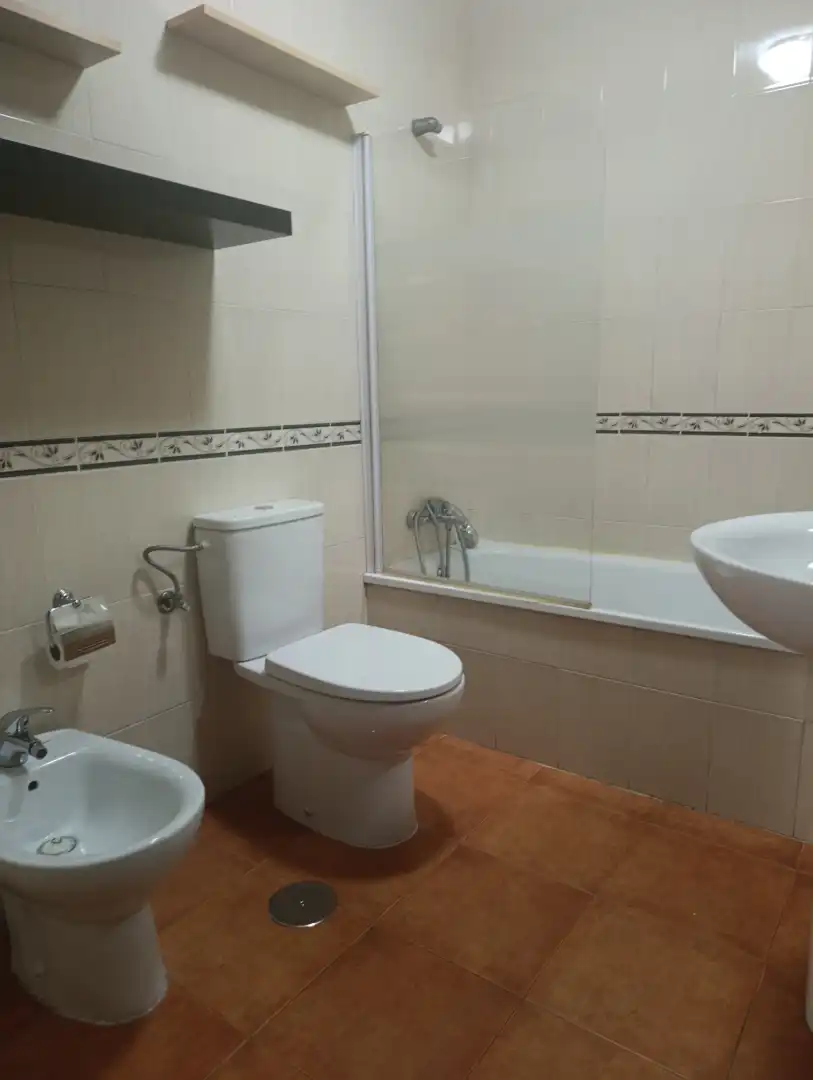 Baño de Piso de alquiler en Dos Hermanas con Aire acondicionado, Terraza y Amueblado