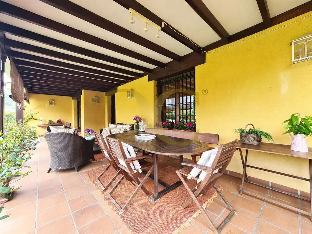 Terrassa de Casa o xalet en venda en Oviedo  amb Calefacció, Jardí privat i Terrassa