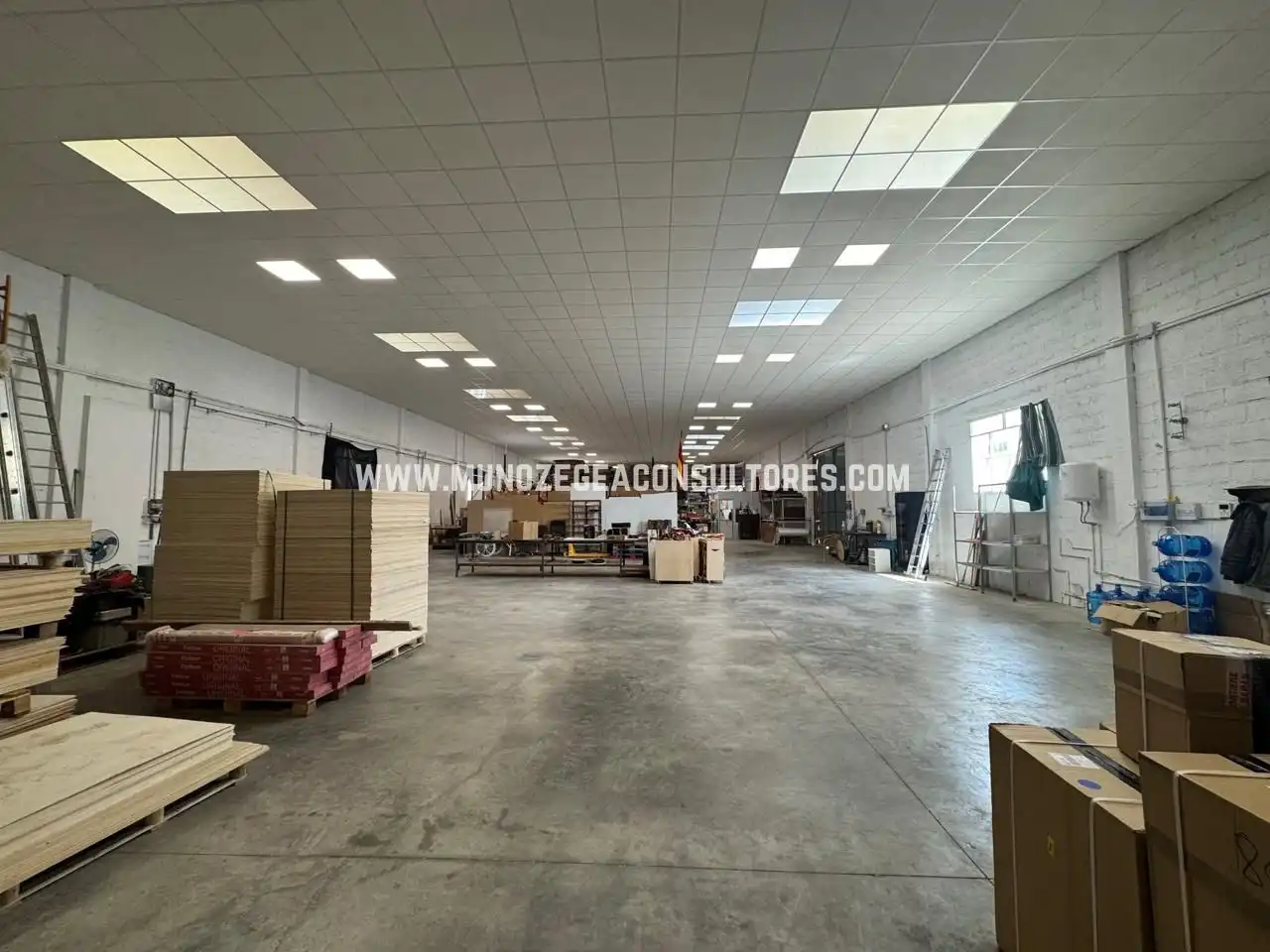 Industrial building to rent in De La Torca