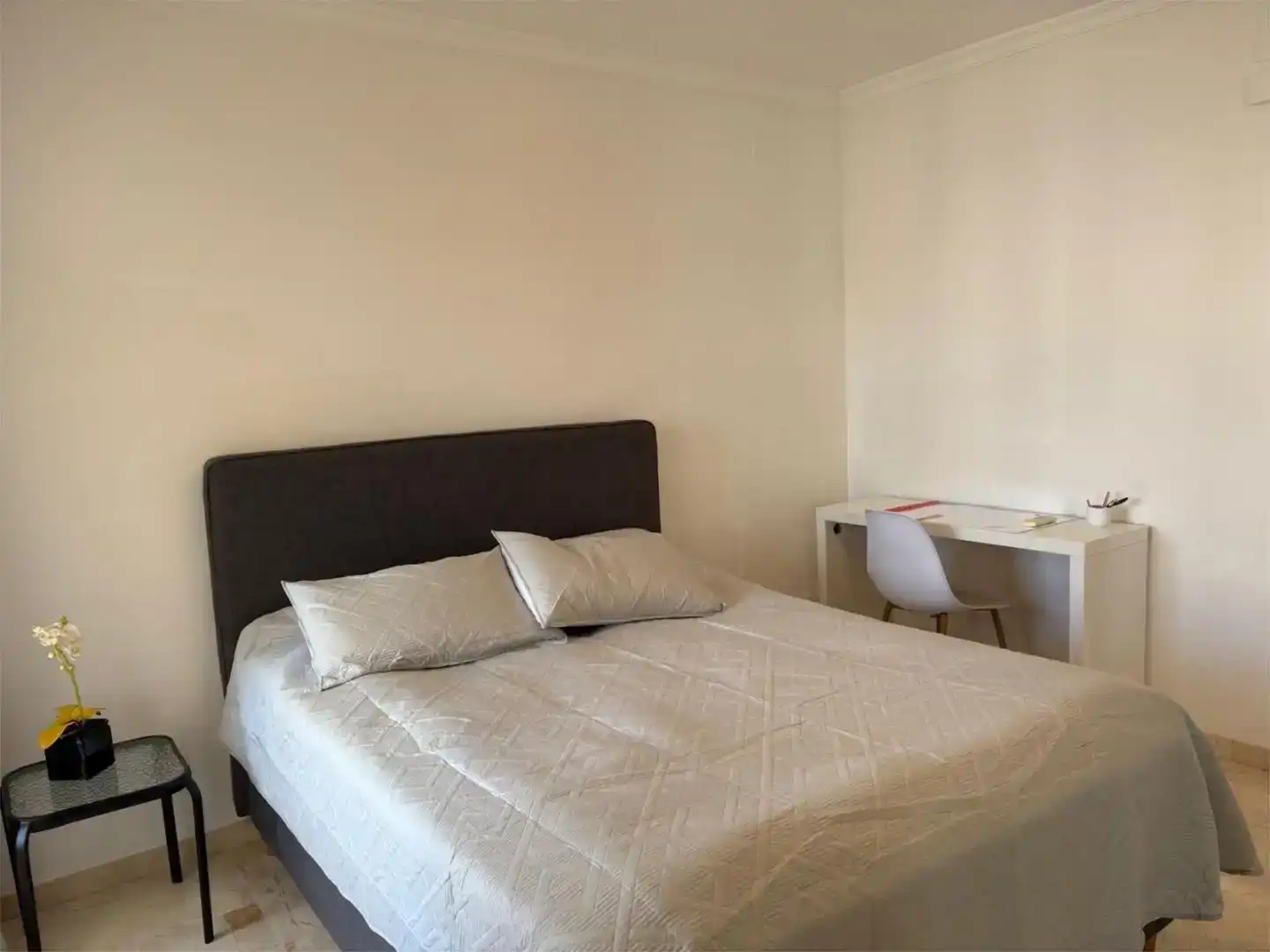 Schlafzimmer von Wohnung zur Miete in Estepona mit Klimaanlage, Schwimmbad und Balkon