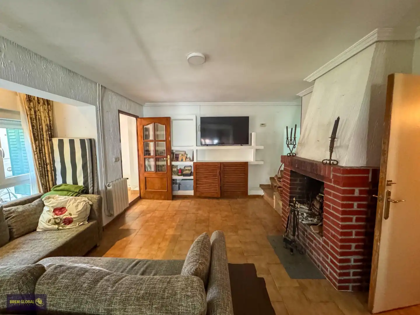 Sala d'estar de Casa adosada en venda en Buitrago del Lozoya amb Jardí privat, Traster i Moblat