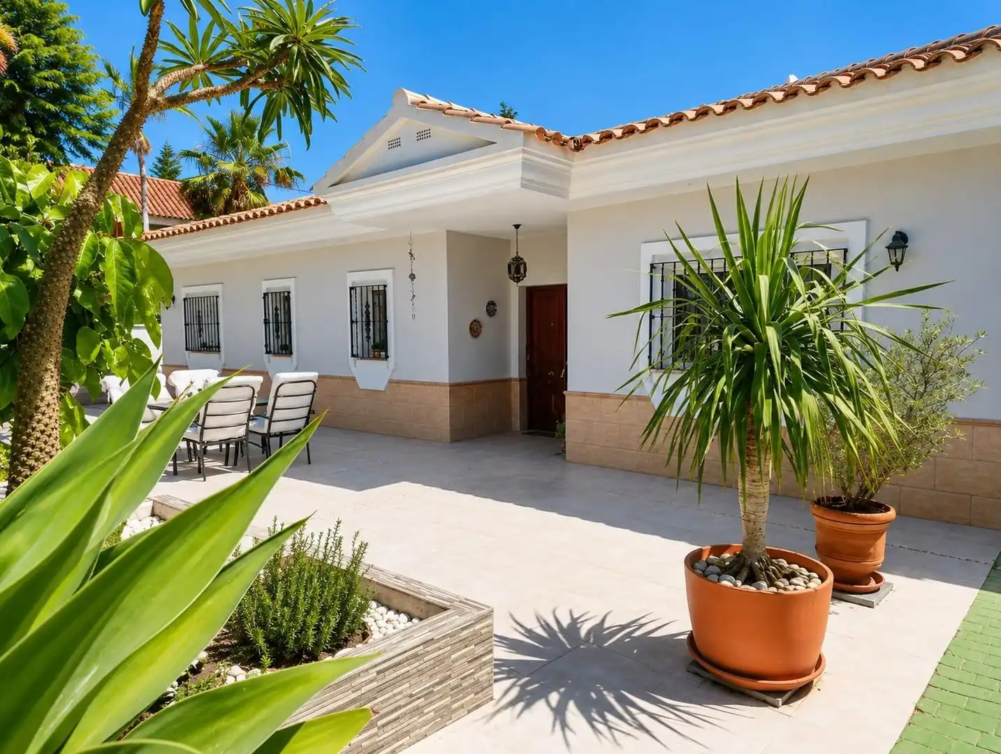 Vista exterior de Casa o xalet en venda en Alhaurín de la Torre amb Aire condicionat, Terrassa i Traster