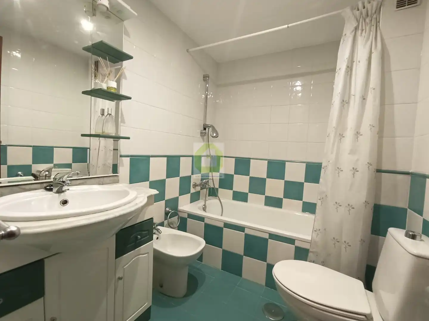 Baño de Piso de alquiler en Granada con Calefacción, Trastero y Amueblado