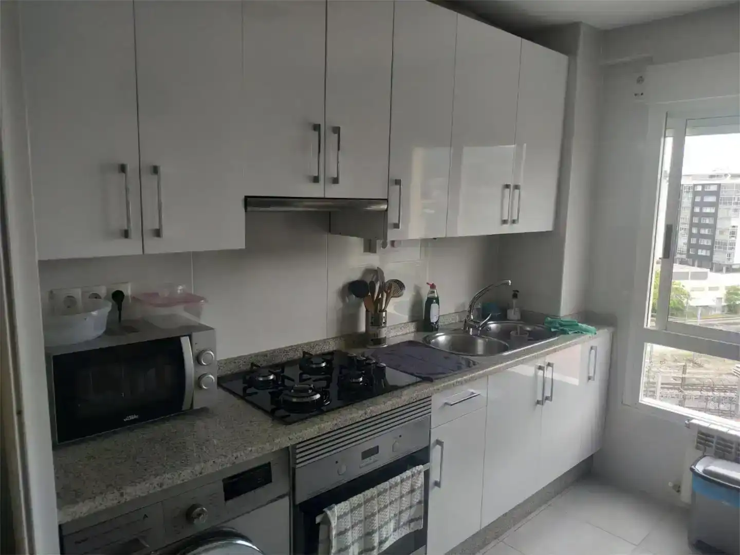 Cuina de Apartament de lloguer en Ourense Capital  amb Parquet, Rentadora i Microones