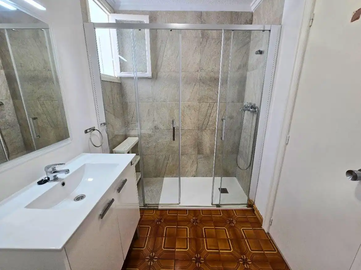 Baño de Piso de alquiler en Elche / Elx con Amueblado y Balcón
