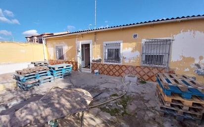 Vista exterior de Casa o xalet en venda en Lillo amb Jardí privat