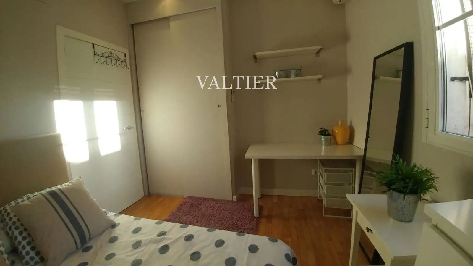 Schlafzimmer von Dachboden zur Miete in Madrid mit Klimaanlage, Terrasse und Möbliert
