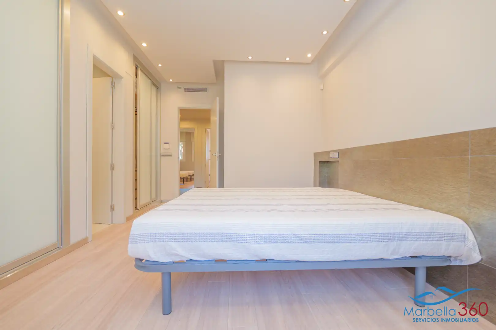 Dormitori de Casa adosada en venda en Marbella amb Aire condicionat, Calefacció i Terrassa