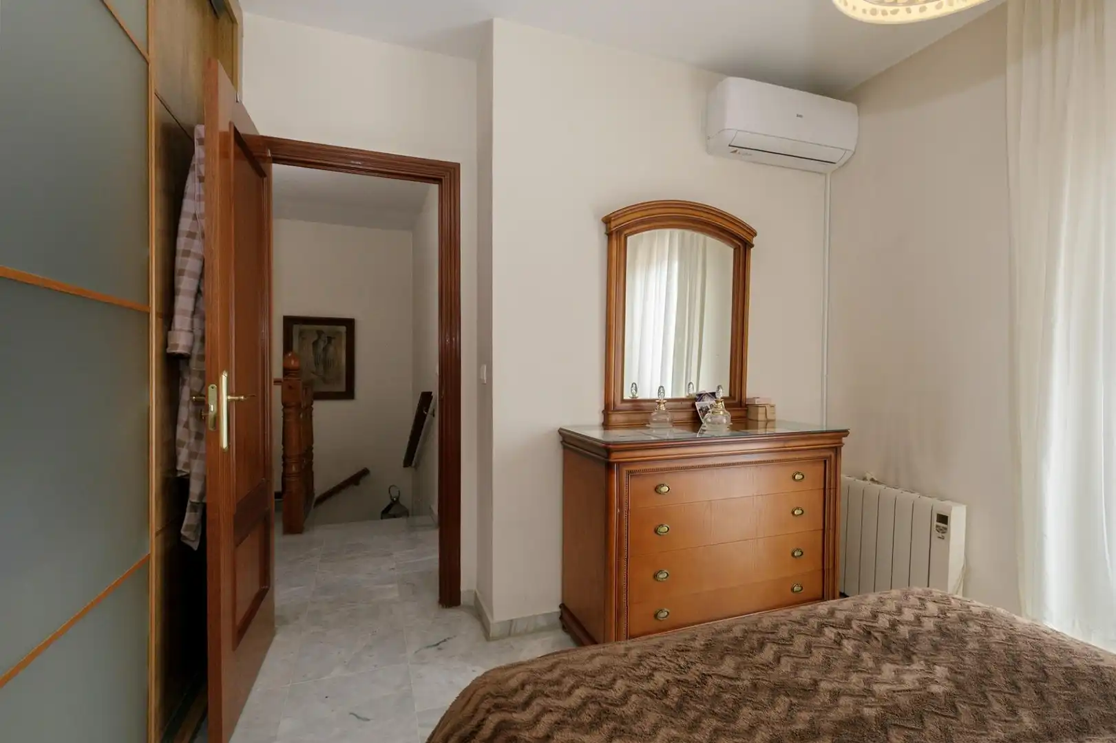 Dormitori de Casa adosada en venda en Granada amb Aire condicionat, Calefacció i Terrassa