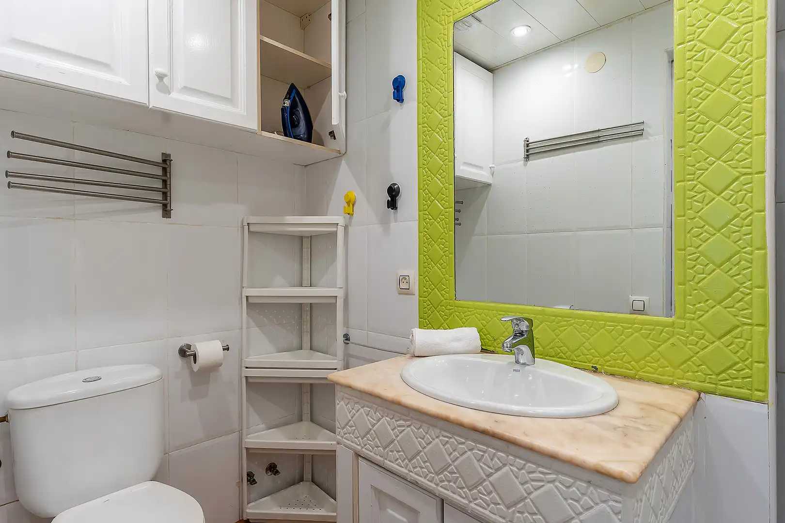 Badezimmer von Wohnungen zum Verkauf in Barcelona mit Klimaanlage, Möbliert und Waschmaschine