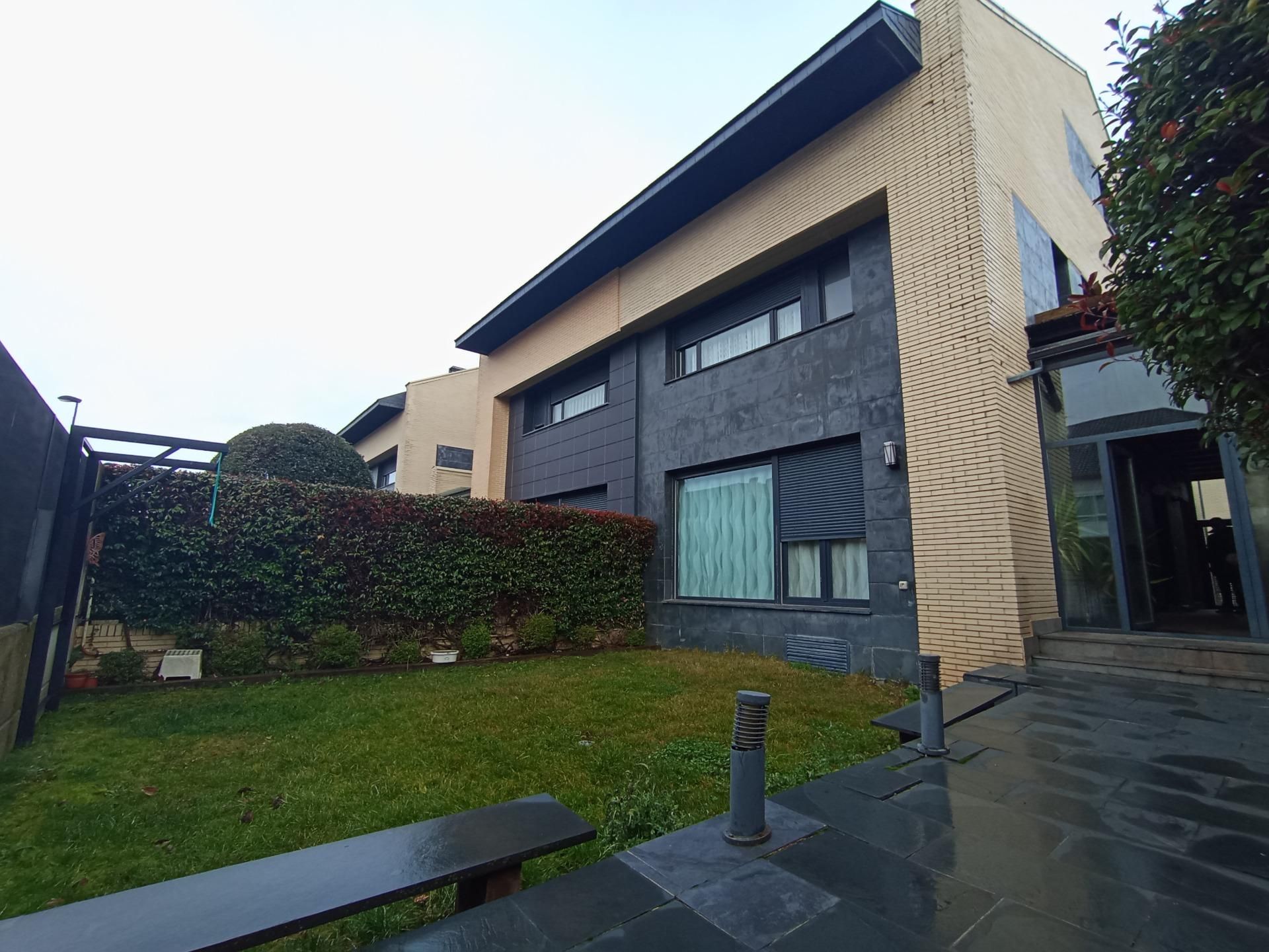 Vista exterior de Casa adosada en venda en Burgos Capital amb Calefacció, Terrassa i Balcó