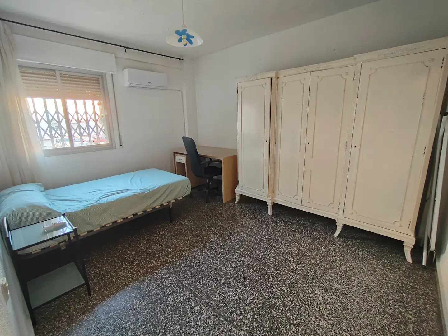 Habitación de Piso de alquiler en Granada con Aire acondicionado, Amueblado y Lavadora
