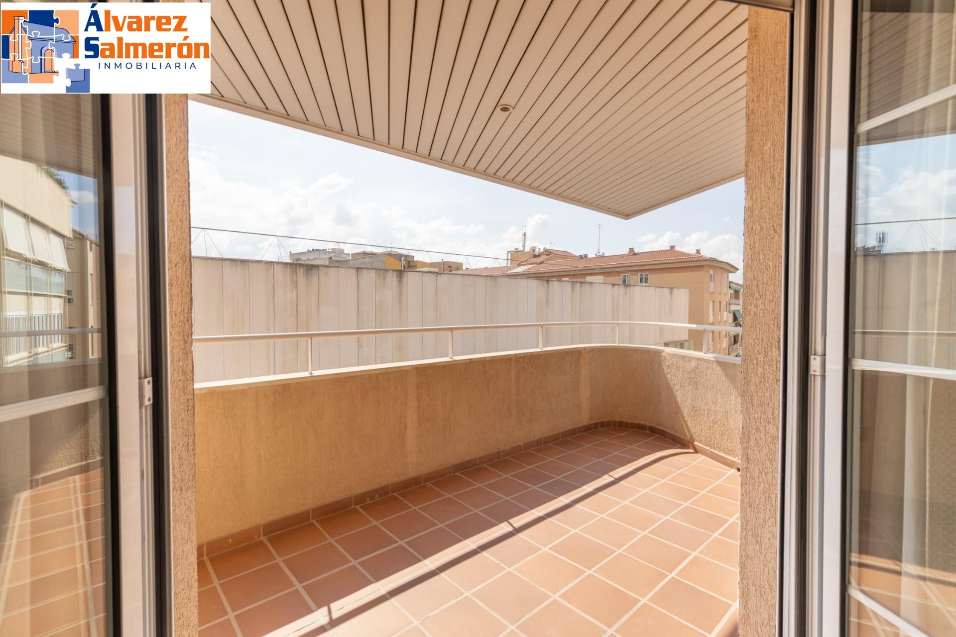 Terrassa de Pis en venda en  Granada Capital amb Aire condicionat, Calefacció i Terrassa