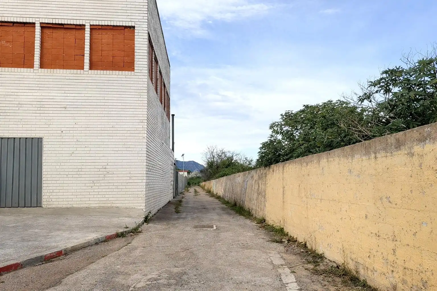 Außenansicht von Fabrikhallen zum Verkauf in Sagunto / Sagunt