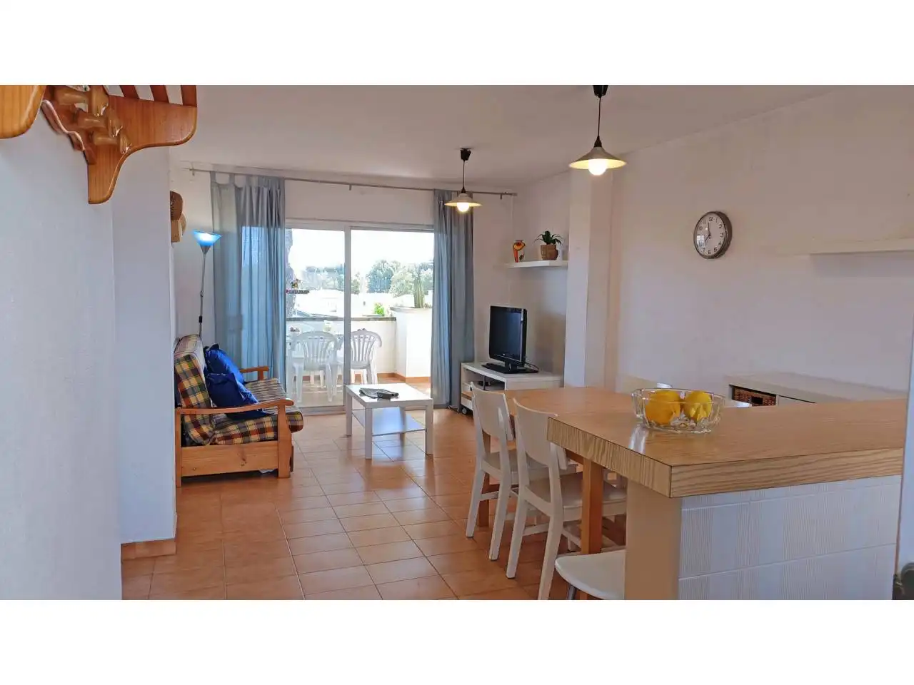 Vista exterior de Piso en venta en L'Escala con Terraza, Amueblado y Piscina comunitaria